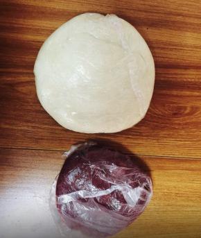 水油皮和油酥分别和面，水油皮揉出手套膜，放保鲜袋里醒面15分钟。把板栗馅分成24个。