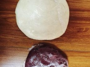 水油皮和油酥分别和面，水油皮揉出手套膜，放保鲜袋里醒面15分钟。把板栗馅分成24个。