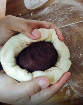 像包月饼一样，水油皮把油酥包好