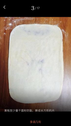 案板放少量干面粉防黏，擀成长方形的片