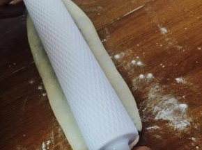 再次擀成长方形，擀好后盖保鲜膜醒面10分钟。