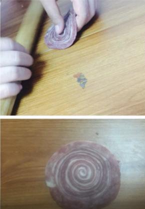 把面片按扁，擀成中间后外边薄的片，做了几个擀的…才发现用掌心按就行…掌心按的比较快…