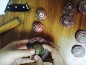 把馅球放到面皮中间