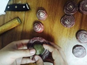 把馅球放到面皮中间