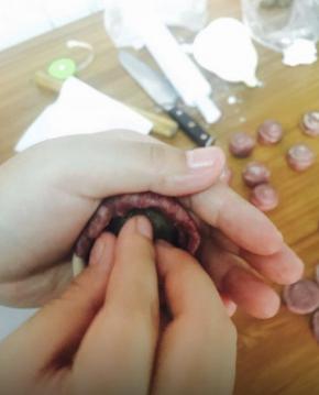 因为酥皮分层不太好包，容易散，用掌心握住面皮，转动馅，慢慢往里收拢。