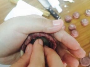 因为酥皮分层不太好包，容易散，用掌心握住面皮，转动馅，慢慢往里收拢。