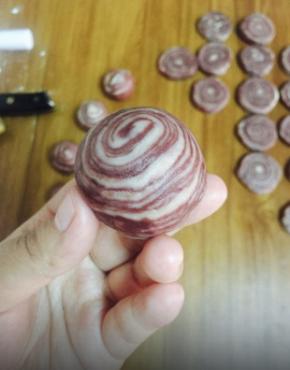 放到桌子上，稍微团的圆润一些，比较漂亮。