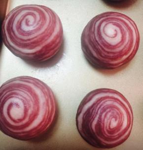 把24个都做好。烤箱预热200度。放入烤盘，180度，25分钟。