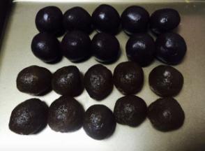 把巧克力面团平均分成10个，把凤梨馅250克，也分成10个球