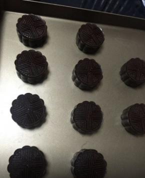 烤箱预热200度。把月饼压膜，放入烤箱后，调至180度，15-18分钟。