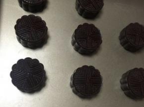 烤箱预热200度。把月饼压膜，放入烤箱后，调至180度，15-18分钟。