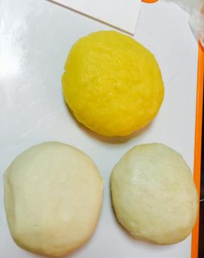 水油皮和面成面团揉至出膜，油酥皮也和面成面团，奶黄馅晾凉的过程，也是两个面团醒面的过程，约10分钟左右，盖保鲜膜。