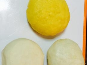 水油皮和面成面团揉至出膜，油酥皮也和面成面团，奶黄馅晾凉的过程，也是两个面团醒面的过程，约10分钟左右，盖保鲜膜。