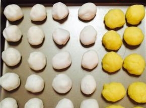 把水油皮，油酥皮，奶黄馅，分别分成12个小剂子。