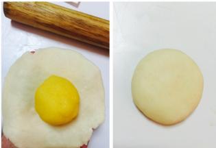 把弄好的酥皮面团擀成中间厚外边薄的片，包裹一个奶黄馅球，用包包子的方法，或者任意方法，包好。接口在下，用手将面团团圆一些，按扁至1.5公分高左右。再团圆一些。放入烤盘待用，其他11个饼也依次做好。