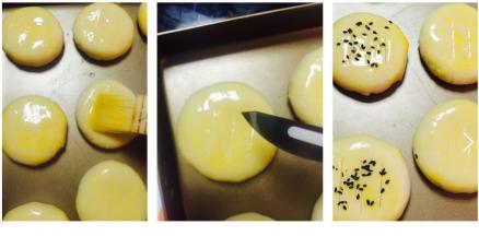 此时预热烤箱，200度，下面给饼刷蛋液和切口，顺序是，先刷蛋黄液，再切口，最后撒芝麻。然后送进烤箱中层，180度，25分钟。