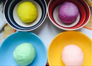 每个面团：取面粉200克，果粉，酵母2克，水110克左右。进行和面，形成初步面团，醒面15分钟。然后揉至光滑，温暖处发酵至两倍大。