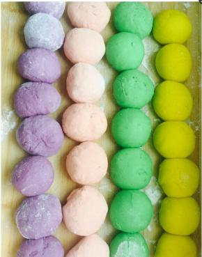 面团取出排气揉光滑，醒面10分钟，分40克一个的剂子，揉圆按扁。