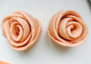 把底下不紧的地方捏一捏。花瓣形状变形的稍微捏好，塑形一下~