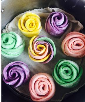 把其他几个颜色也做好，剩下几个剂子，颜色不同，做了一个比较大的玫瑰花，混色，也非常漂亮，然后二次发酵，盖上锅盖不开火，15分钟左右。然后开火，开锅后大火，15分钟后，关火，静置3分钟后开盖