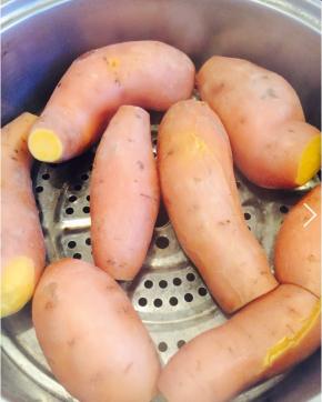 红薯上锅蒸熟。