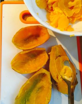 用勺子把红薯肉挖出来，这品种的红薯皮薄容易脱，所以不要挖太干净，留1~2毫米厚，以免皮撑不住。