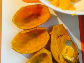 用勺子把红薯肉挖出来，这品种的红薯皮薄容易脱，所以不要挖太干净，留1~2毫米厚，以免皮撑不住。