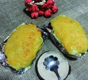 说一些其他重量红薯的配方~亲们就不用计算了~
熟红薯重量：200-300克之间，黄油20克，糖20克，芝士20克，牛奶或奶油20克。
熟红薯重量：300-400克之间，黄油25克，糖25克，芝士25克，牛奶或奶油25克。
以此类推，每加100克熟红薯，其他食材都各加5克。其实多点少点都无所谓，稀一点不影响吃~