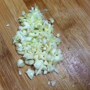 葱姜蒜切碎备用。