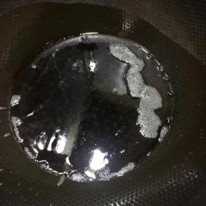 锅中加入多一些的食用油，大火烧热。
