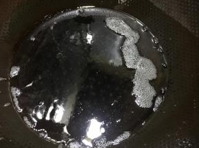 锅中加入多一些的食用油，大火烧热。