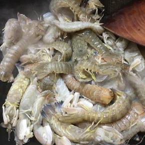 下入皮皮虾不停翻炒。