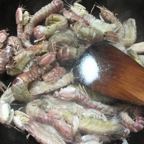 炒至皮皮虾变色，调入盐和鸡精翻炒均匀。