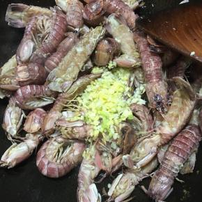 炒至水分收干外壳微焦，下入葱姜蒜末炒出香味即可关火。