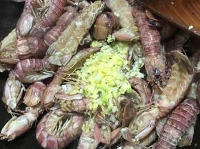 炒至水分收干外壳微焦，下入葱姜蒜末炒出香味即可关火。