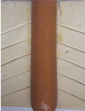 火腿肠刷一层蛋黄，方便黏住，每一层叠加可以刷蛋黄黏住