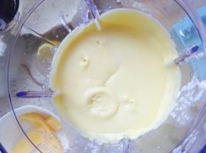 再把糖，奶粉加进去，搅打至均匀细腻，停止，此时的状态就是最好做冰淇淋的状态