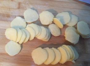 酥皮制作：黄油40融化，放入糖，搅匀，再放入低筋面粉，搅匀，将面团放保鲜膜中塑型成圆柱型，放入冰箱冷冻