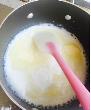 泡芙制作，锅里放牛奶，糖，盐，黄油，开小火，直至黄油融化。