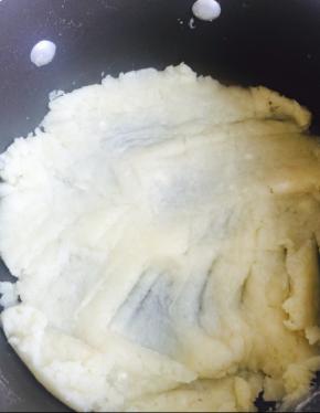 筛入普通面粉，搅匀，炒个10几秒，底部行成薄膜，关火，用刮刀平铺在锅底，晾一分钟。