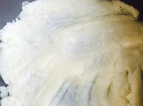 筛入普通面粉，搅匀，炒个10几秒，底部行成薄膜，关火，用刮刀平铺在锅底，晾一分钟。