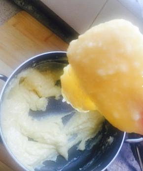 分次加入两只鸡蛋，搅匀，面糊到达一个舀起来，可以自己掉下去一坨，刮刀上呈倒三角▽状，即可，把面糊装入裱花袋，不用提前放裱花嘴