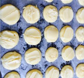 此时烤箱预热200度。挤一个个的厚0.5cm的圆饼，现在将冷冻的酥皮拿出来用正好，切成超级薄片，贴在面片表面。