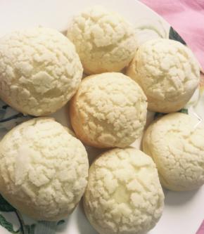 180度，烤25-30分钟。出锅晾凉，熟的标准是，表面的酥顶微微泛黄，微焦就是烤透了