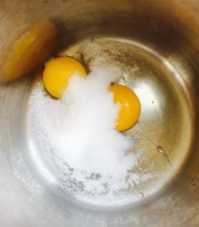 现在制作卡仕达酱，两个蛋黄，糖30克，香草精几滴，牛奶250毫升，低筋面粉25克，黄油10克。
两个蛋黄加糖香草精，打至均匀颜色发白，筛入低筋面粉搅拌均匀。