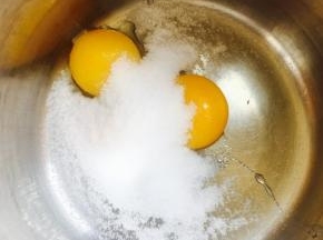 现在制作卡仕达酱，两个蛋黄，糖30克，香草精几滴，牛奶250毫升，低筋面粉25克，黄油10克。
两个蛋黄加糖香草精，打至均匀颜色发白，筛入低筋面粉搅拌均匀。