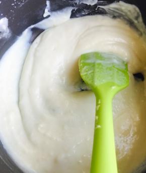 牛奶加热至起小泡停火，分两次加入蛋黄糊中搅匀，搅匀后再倒入锅中，小火加热，边加热边搅拌至面糊浓稠，停火，迅速丢入黄油，搅拌至黄油融化。放入冰箱冷藏至凉透。