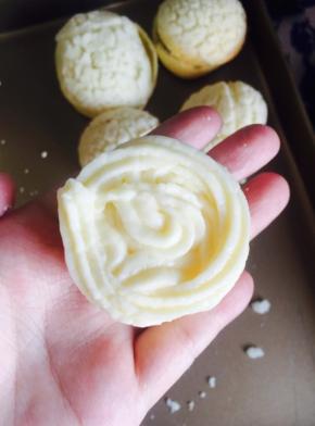 将泡芙上下搁开，底下挤满卡士达酱，将泡芙顶盖上