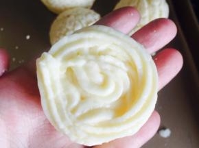 将泡芙上下搁开，底下挤满卡士达酱，将泡芙顶盖上