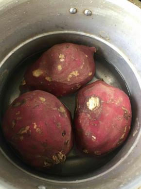 地瓜放高压锅压15分钟（我家的地瓜比较大，一个差不多都500多克）。